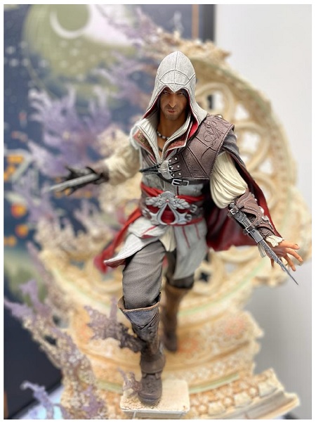 ESTATUA HIGH END ASSASINS CREED ANIMUS EZIO